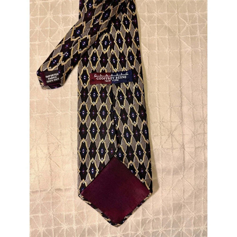 Geoffrey Beene Classic‎ 100% Silk Necktie Geometric Pattern Black/Gray SKU 106